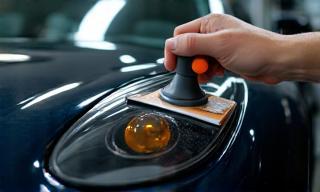 Application of ceramic paint protection on car